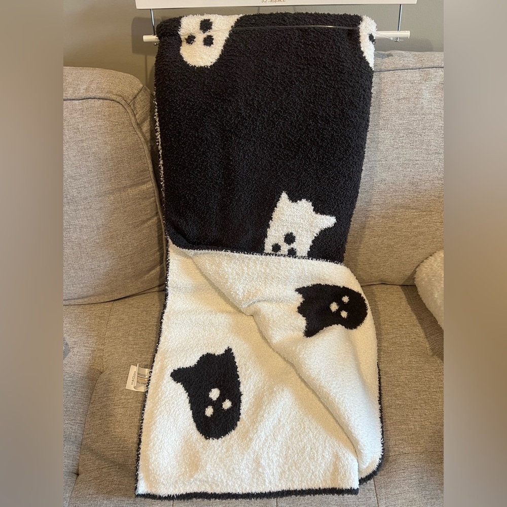 Black and white ghost viral TikTok blanket